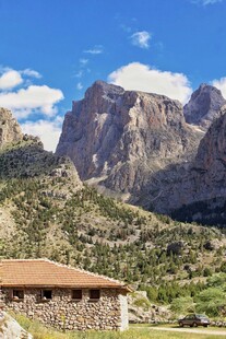 山间小屋与壮丽山景