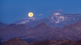 月下壮丽山脉景观