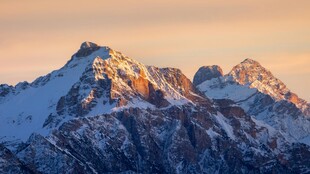 雪山壮丽日出景观