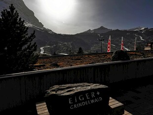 夜幕下的山地与户外设施