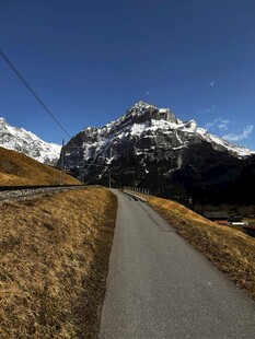 山间公路 遥望壮丽雪山