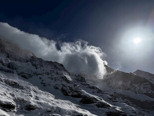 雪山之巅的壮丽日光景象