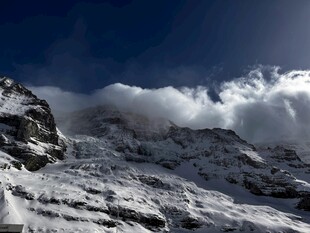 雪山云雾缭绕壮丽景观