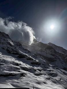 雪山日出壮丽景观