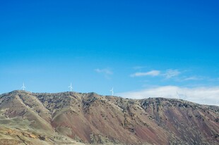 多彩山峦映蓝天