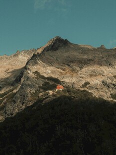 壮丽山景中的一抹橙红