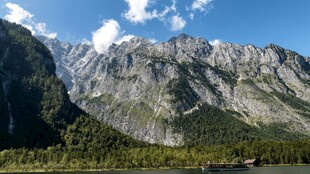 壮丽山景 蓝天白云下的巍峨