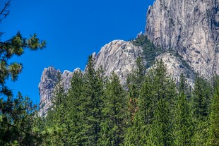 巍峨山峰与葱郁森林