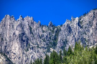 巍峨山峰与葱郁植被