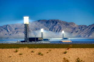  漠中的太阳能发电设施