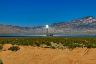  漠中的太阳能发电设施