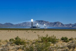  漠中的白色灯塔景观