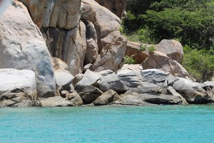 海边嶙峋岩石与碧绿海水