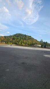 海边空旷道路与葱郁山丘