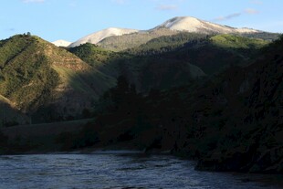 山间河流与远处山峦景色