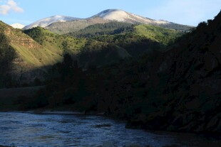 山间河流与远处雪山美景