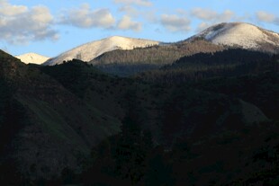 壮丽山景 雪峰映蓝天