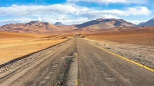  漠中的笔直公路