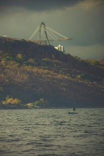 海上远望山间桥梁景观