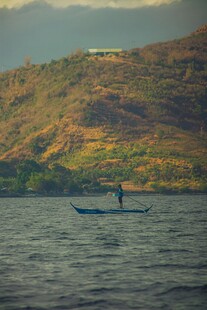 湖上独舟人 远山伴风光