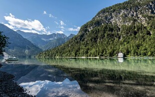 湖光山色的静谧自然美景