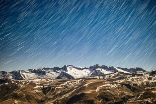 雪山星空下的壮美景观