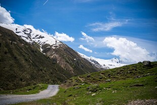 山间公路旁的壮丽雪山景色