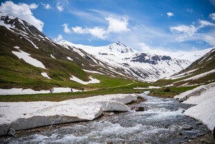 雪山下的潺潺溪流