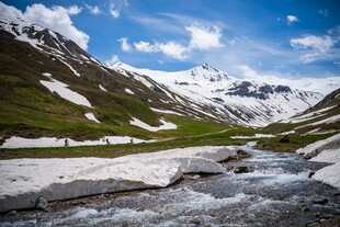 雪山下的潺潺溪流美景