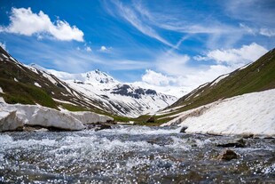 雪山下的潺潺溪流