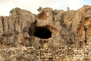 山崖上的神秘洞穴
