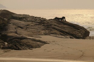 海边岩石上的孤独身影