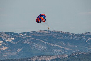 空中滑翔伞翱翔壮丽山峦