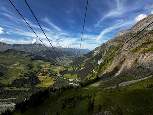 高山缆车下的壮美山谷景色