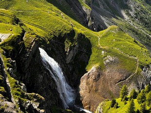 山间飞瀑下的翠绿景致
