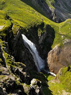 山间飞瀑 绿意盎然的景致