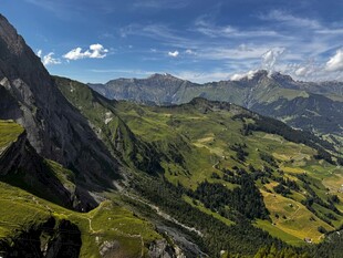 高山绿野壮丽自然风光
