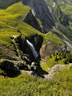 山间翠绿瀑布美景