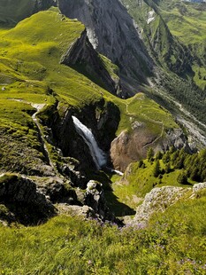 山间绿野中的灵动瀑布