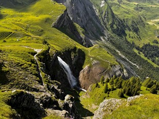 山间翠绿瀑布美景