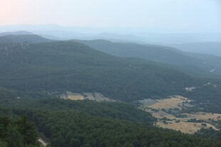 山峦叠翠间的开阔景致