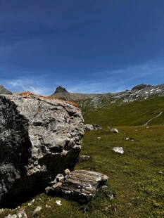 山间巨石与广袤绿野