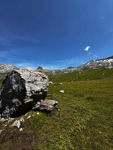草原上的巨石与蓝天