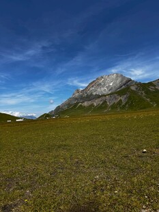 草原上的巍峨山峰