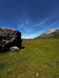 草原巨石与远处山峦美景