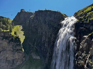 山间壮丽瀑布景观