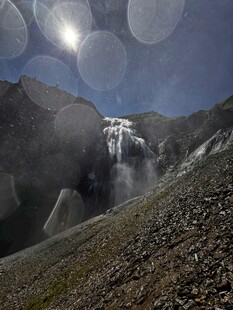 山间瀑布在阳光下的壮丽景观