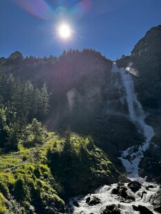 山间瀑布在阳光下的美景