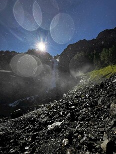 山间日出下的碎石景观