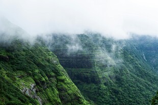 云雾缭绕的翠绿山峦